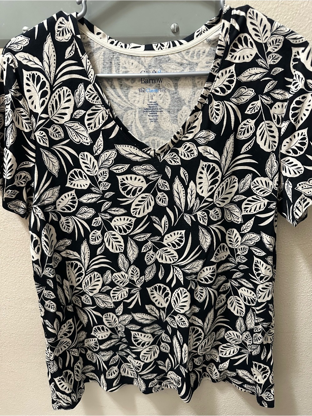 Croft and Barrow Black and White Leaf-Print V-Neck Short Sleeve Top and blue